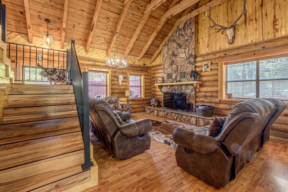 8 Mi to Ruidoso Downs! Family Cabin w/ Deck & Yard House in Ruidoso