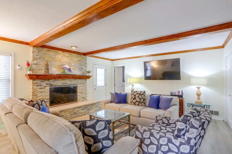 Group-Friendly Rambler w/ Fenced Backyard & Deck House in Toledo