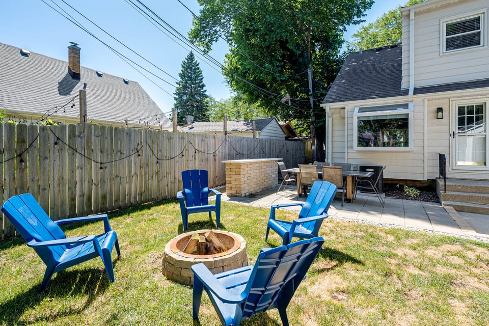Close to Downtown Milwaukee & Mid-Term Friendly! House in Wauwatosa