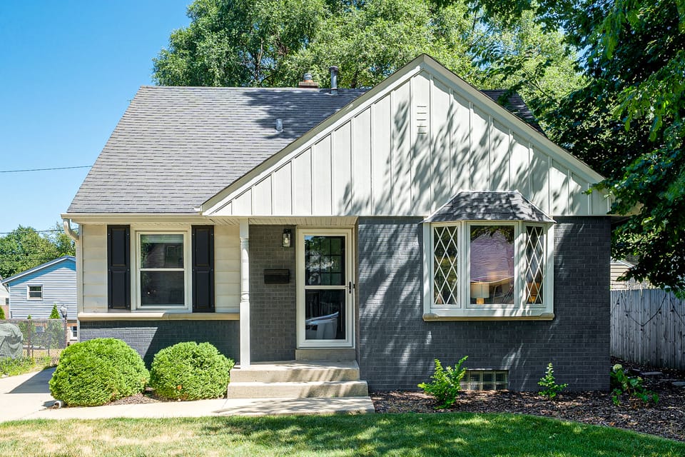 Close to Downtown Milwaukee & Mid-Term Friendly! House in Wauwatosa