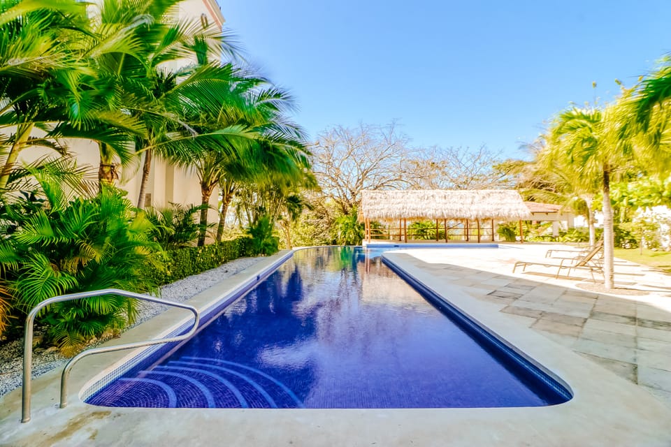 Stunning 2BR Oceanview 4th-Floor | Balcony Apartment in Playa Flamingo
