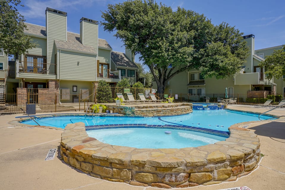 Walk to Shops & Museums! Fort Worth Condo w/ Pool Apartment in Fort Worth