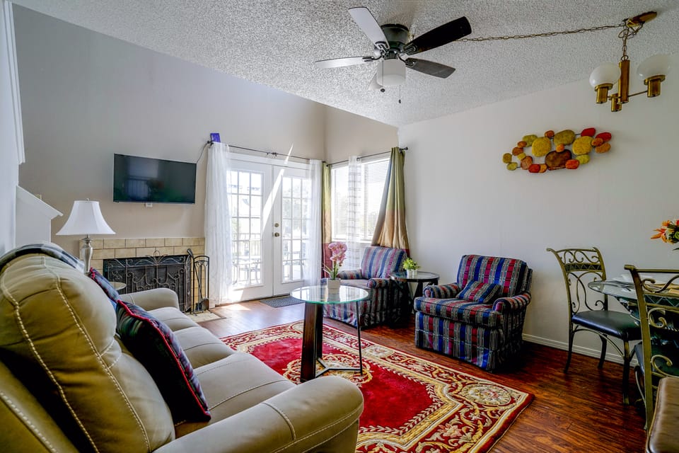 Walk to Shops & Museums! Fort Worth Condo w/ Pool Apartment in Fort Worth