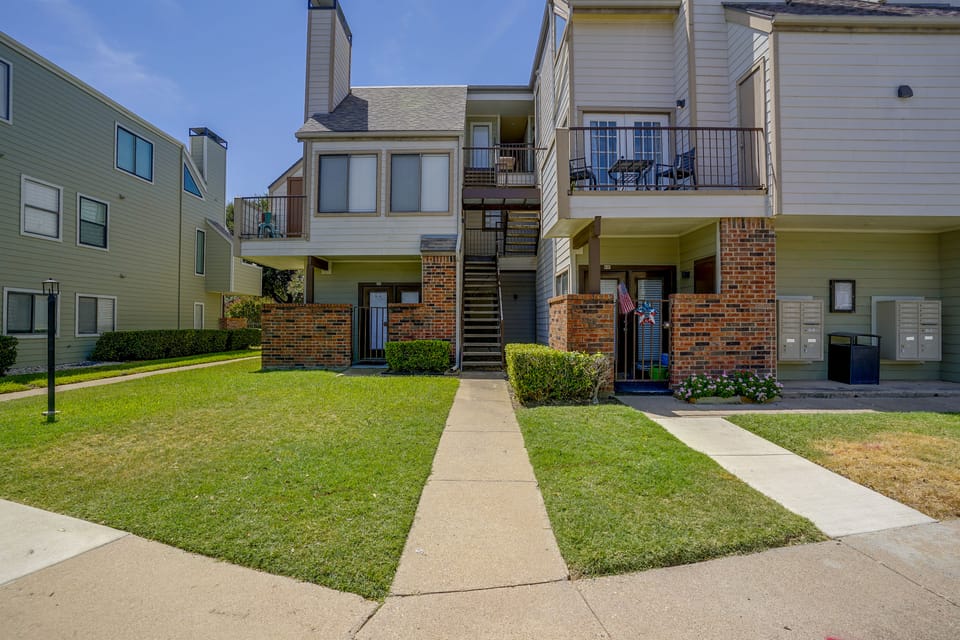Walk to Shops & Museums! Fort Worth Condo w/ Pool Apartment in Fort Worth
