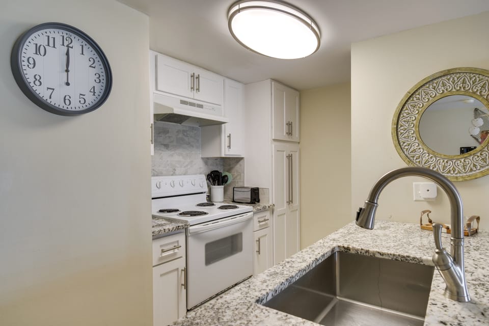 Unwind Poolside, Walk to Shore! Orange Beach Condo Apartment in Orange Beach