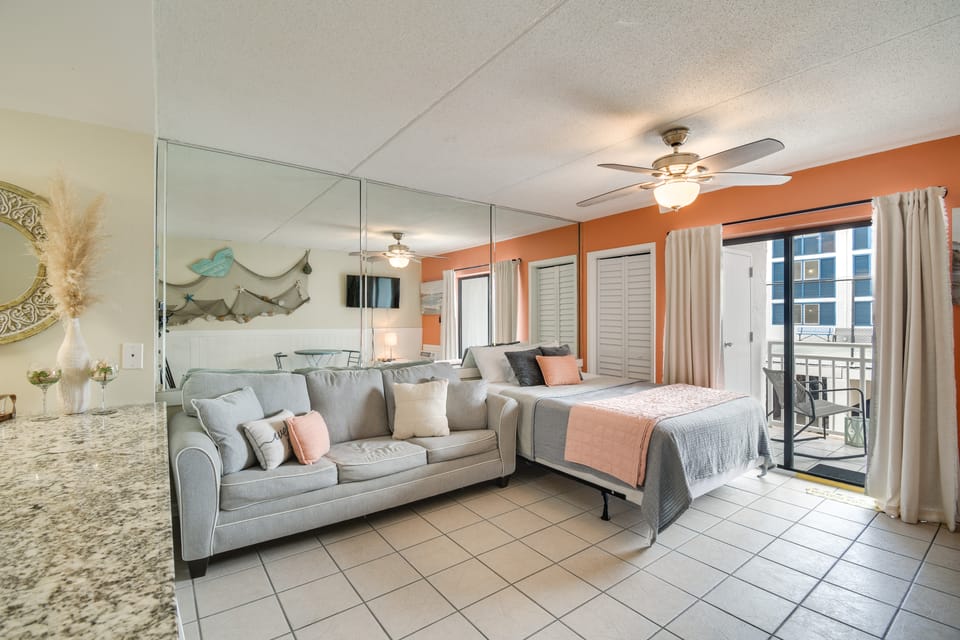 Unwind Poolside, Walk to Shore! Orange Beach Condo Apartment in Orange Beach