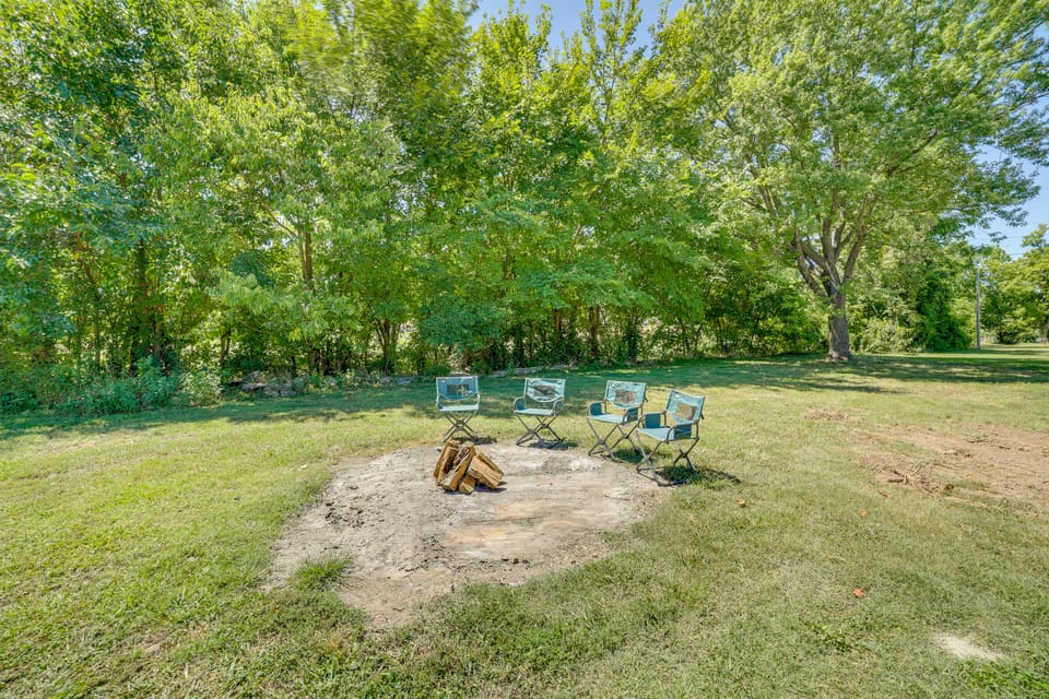 7 Mi to Roaring River State Park! Gem w/ Fire Pit House in Missouri