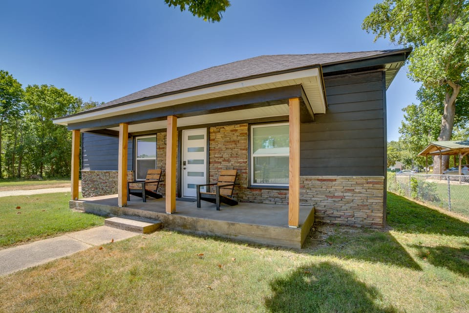 7 Mi to Roaring River State Park! Gem w/ Fire Pit House in Missouri