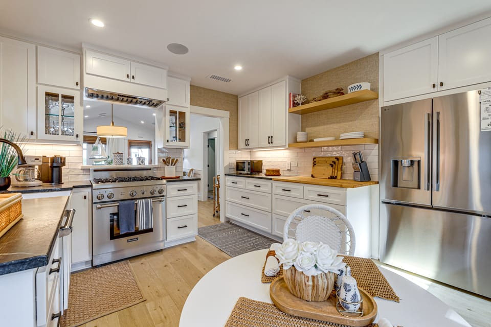 Stroll to Redondo Beach: Modern, Coastal Gem House in Redondo Beach