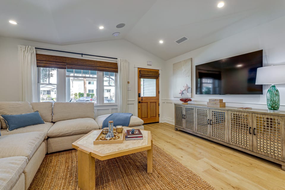Stroll to Redondo Beach: Modern, Coastal Gem House in Redondo Beach