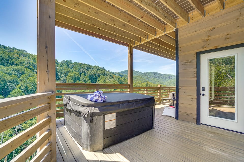 Brand-New Smokies Cabin w/ Spectacular Mtn Views House in Sevier County