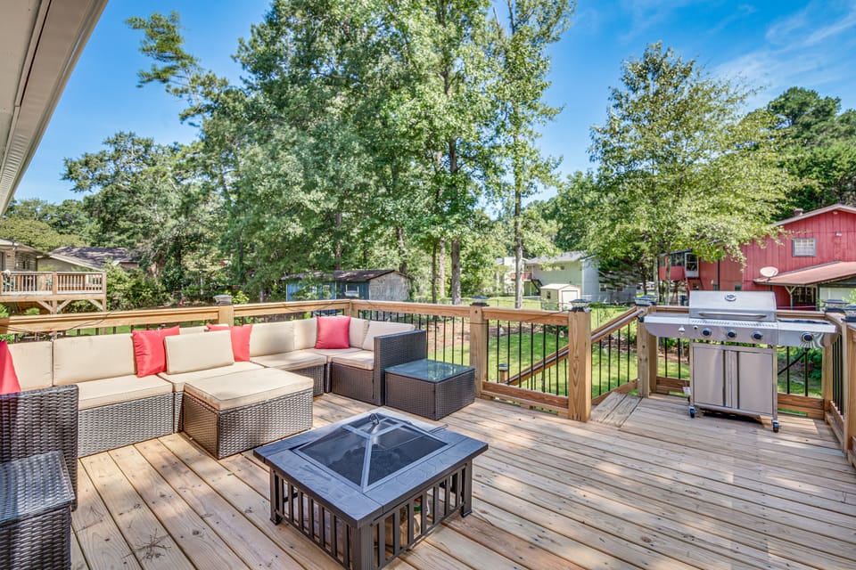 Private Yard & Theater! Modern College Park Home House in Union City