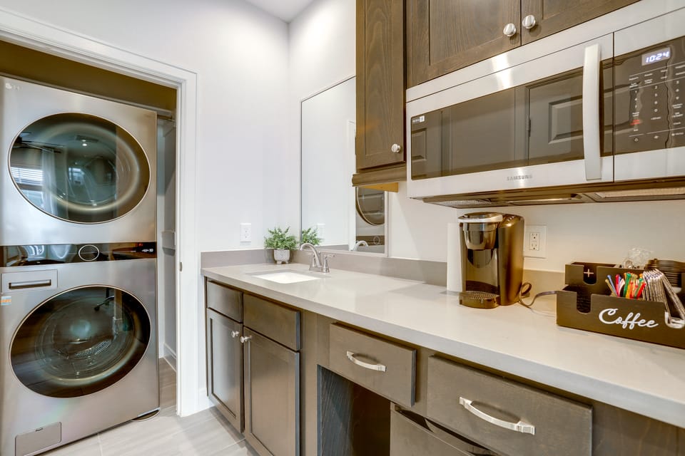 Work + Unwind Poolside! Nurse-Ready Houston Rental Apartment in Harris County