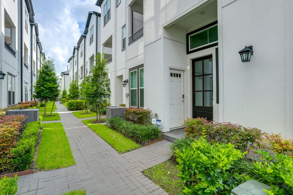 Work + Unwind Poolside! Nurse-Ready Houston Rental Apartment in Harris County