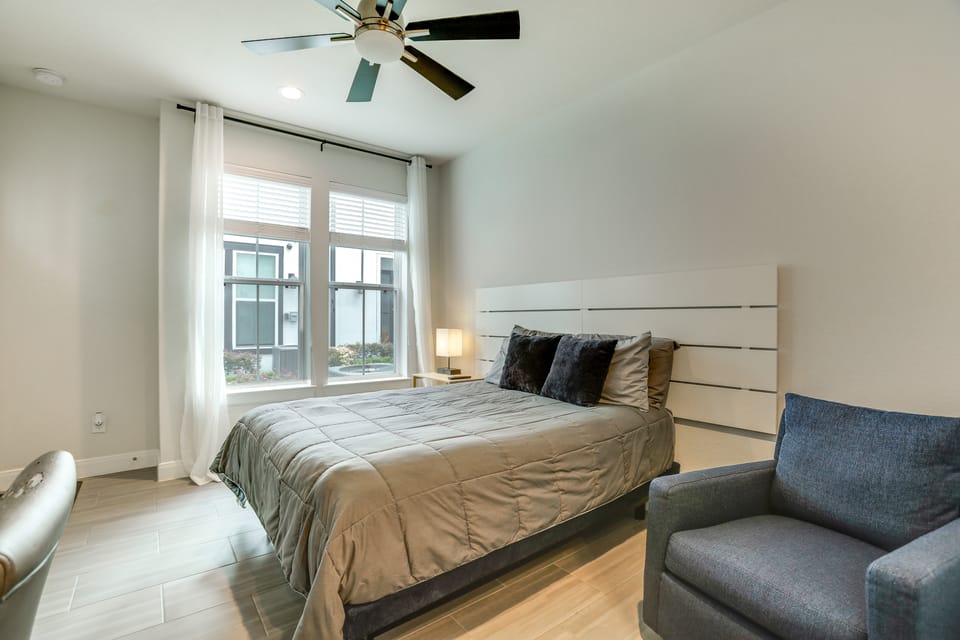 Work + Unwind Poolside! Nurse-Ready Houston Rental Apartment in Harris County