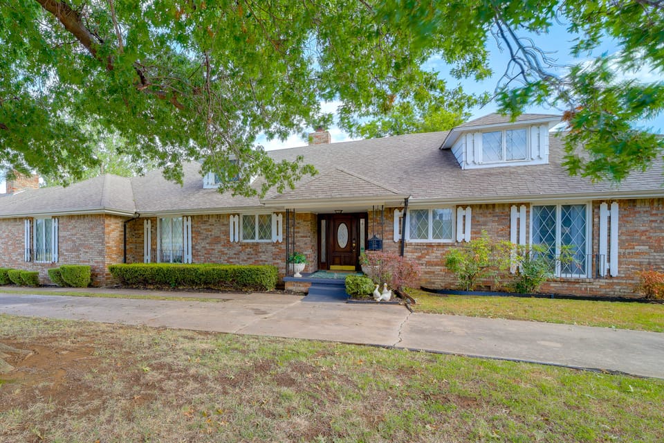 Backyard Oasis! Spacious Tulsa Home w/ Pool House in Tulsa
