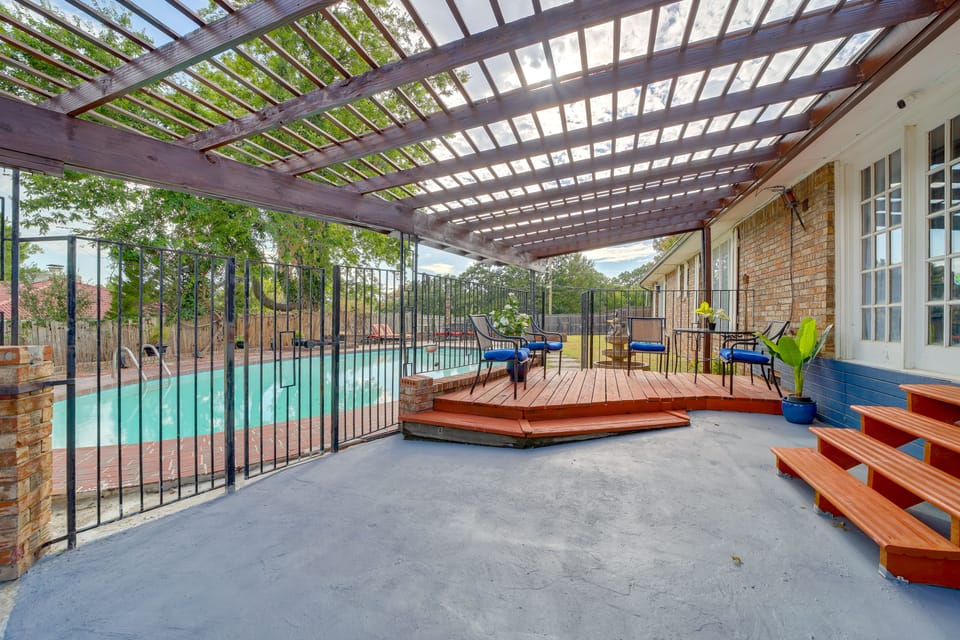 Backyard Oasis! Spacious Tulsa Home w/ Pool House in Tulsa