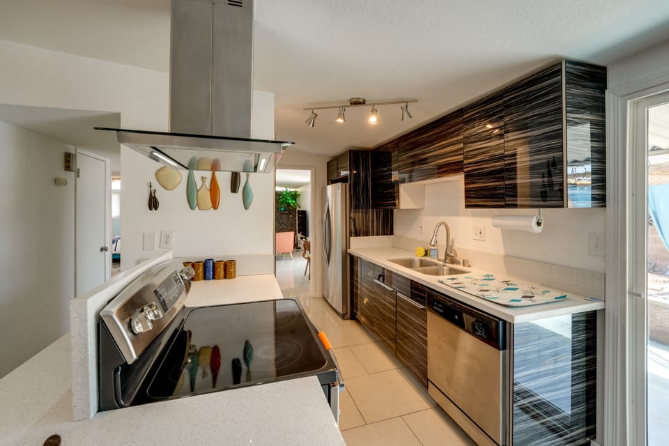 Mid-Century Modern Retreat! 3 Mi to Strip House in Paradise