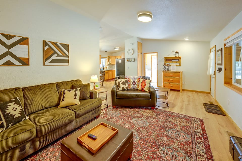 All-Season Adventure in La Pine! Cozy Home w/ Yard House in Oregon