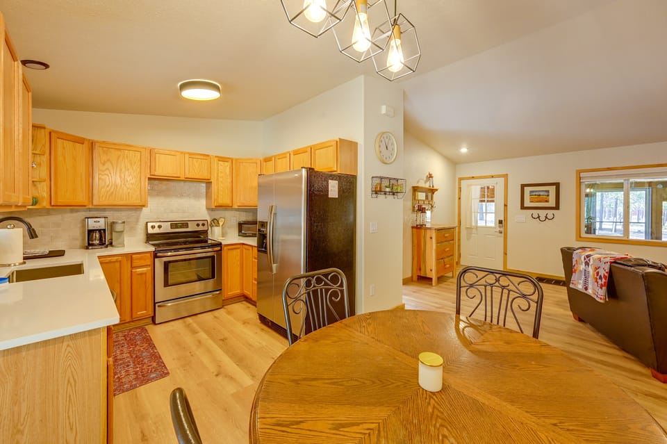 All-Season Adventure in La Pine! Cozy Home w/ Yard House in Oregon