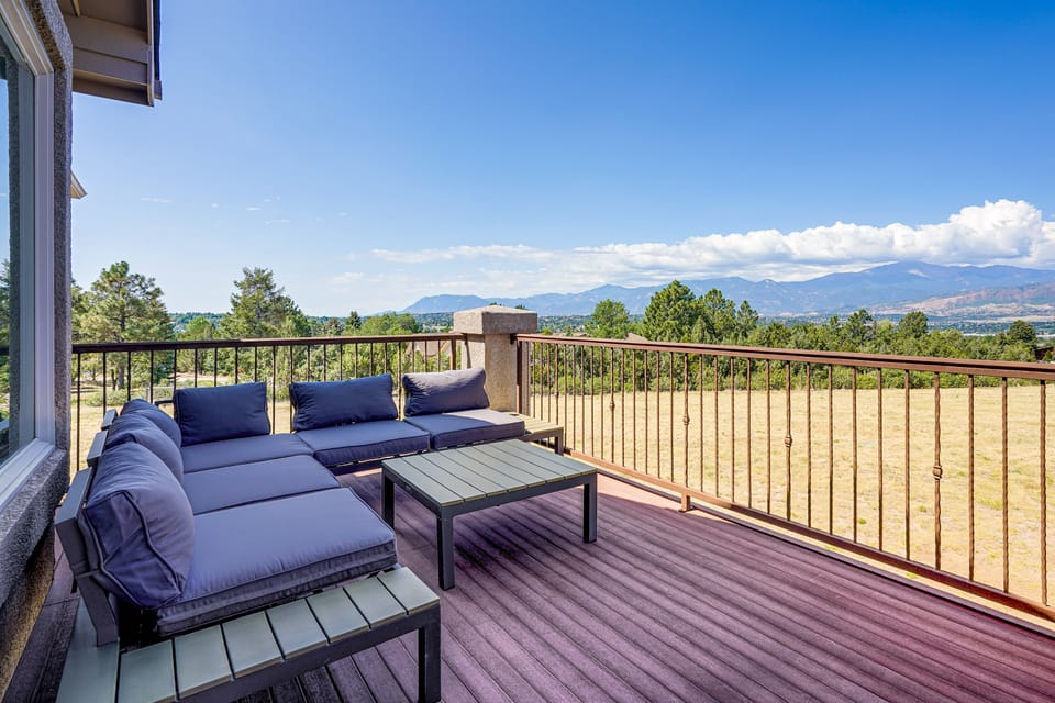 Stunning Views! Private Home & Apartment Retreat House in Colorado Springs