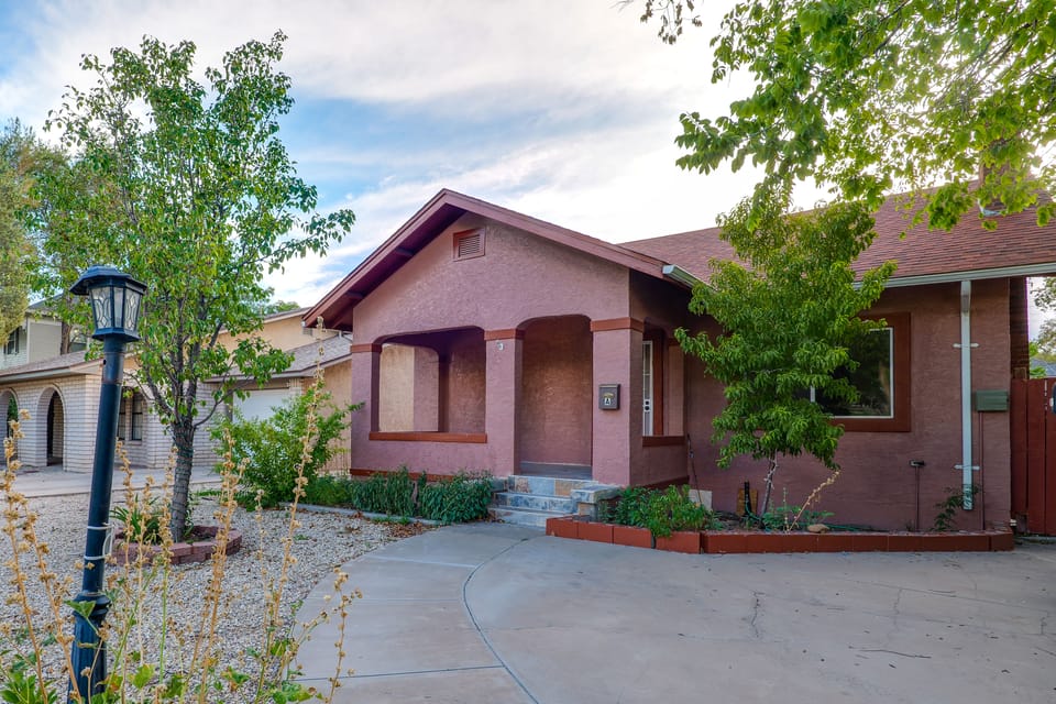 Walk to Downtown Roswell! Quaint Home w/ Patios House in Roswell