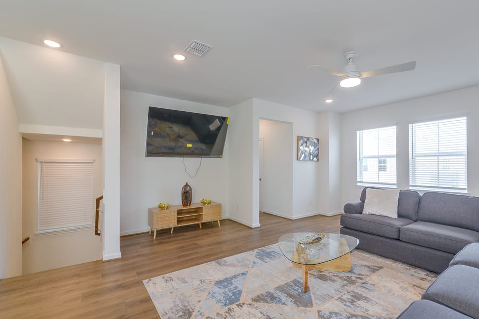 Houston Home w/ Private Garage & Office Space House in Harris County