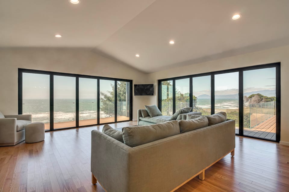Beachfront, Pool, and Views on Oregon Coast: 5BR House in Oregon