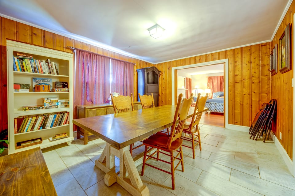 1 Mi to Dtwn Conway! Home w/ Fenced Yard & Patios House in South Carolina
