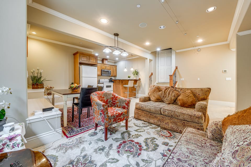 Full Kitchen & Laundry! Kirkland Studio Suite Apartment in Kirkland