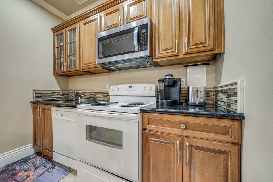 Full Kitchen & Laundry! Kirkland Studio Suite Apartment in Kirkland