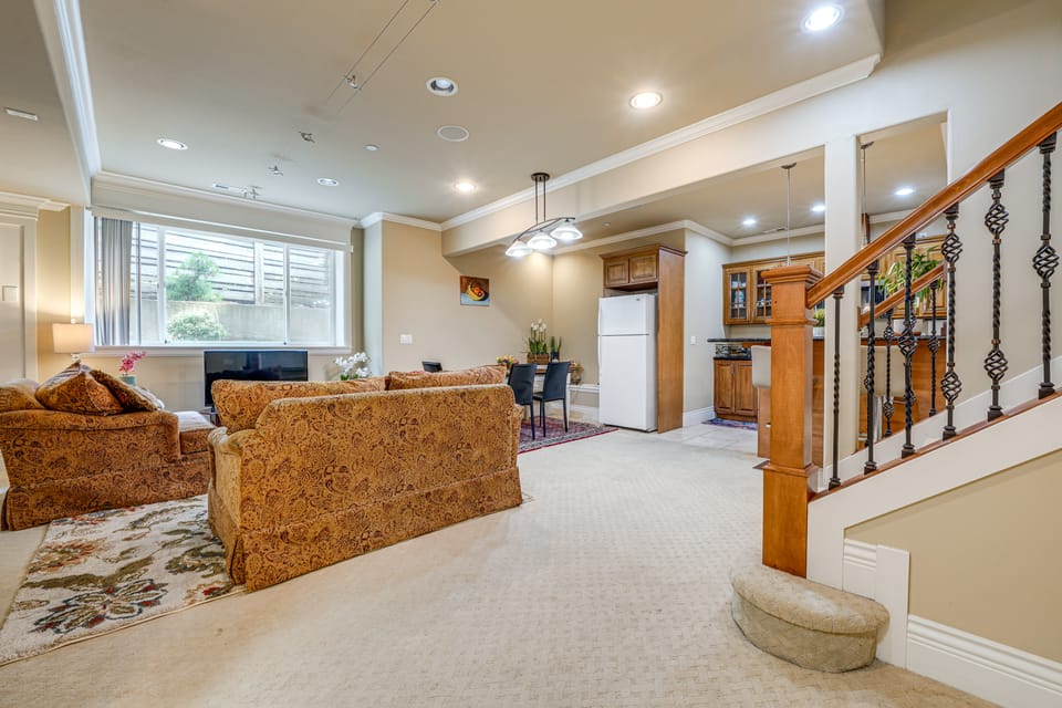 Full Kitchen & Laundry! Kirkland Studio Suite Apartment in Kirkland