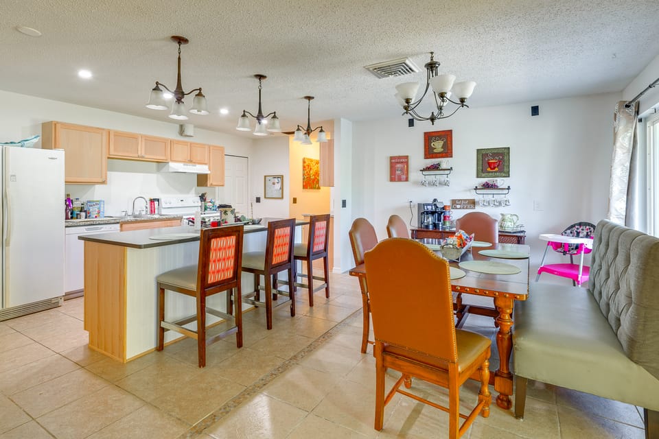 4 Mi to Hudson Beach! Spacious Group Retreat House in Florida