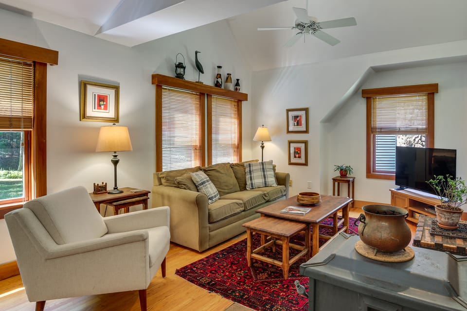 Deck & Wooded Views! 2 Mi to Frederick Gunn School Apartment in Roxbury