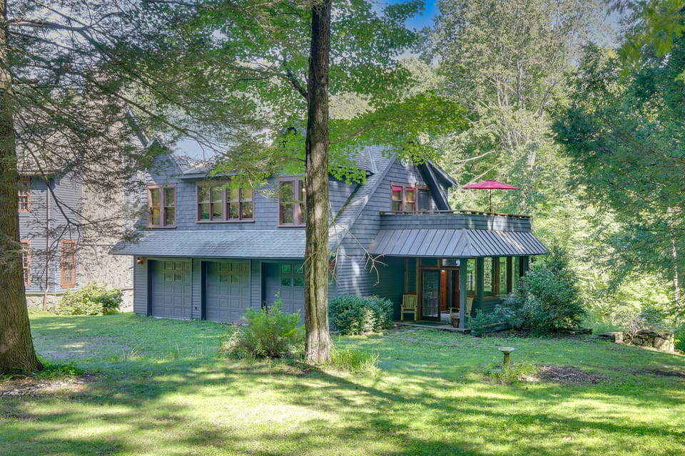 Deck & Wooded Views! 2 Mi to Frederick Gunn School Apartment in Roxbury