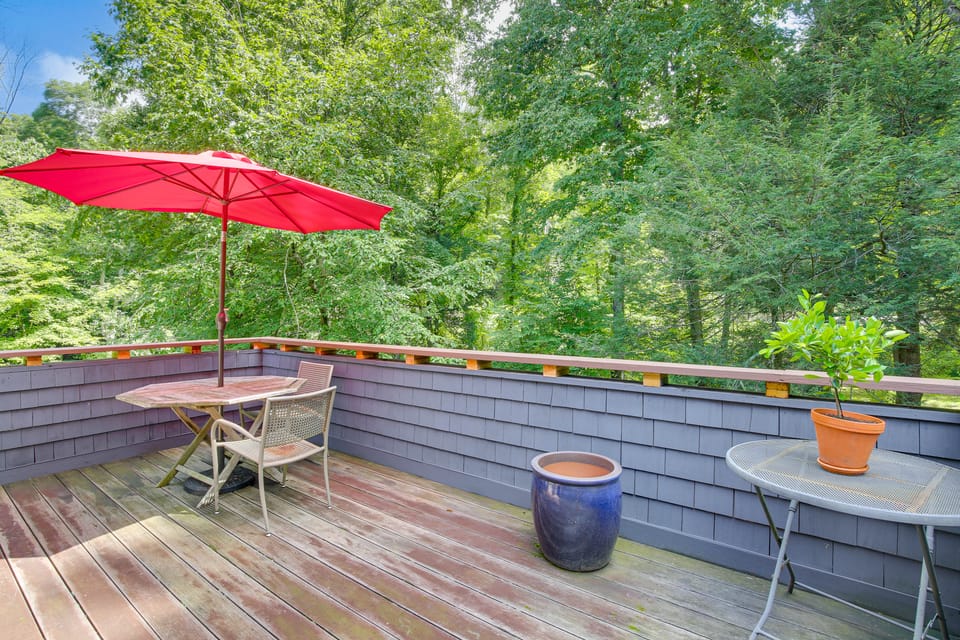 Deck & Wooded Views! 2 Mi to Frederick Gunn School Apartment in Roxbury