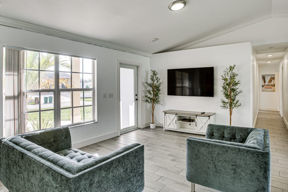 Bright Cape Coral Home, 9 Mi to Downtown House in Cape Coral