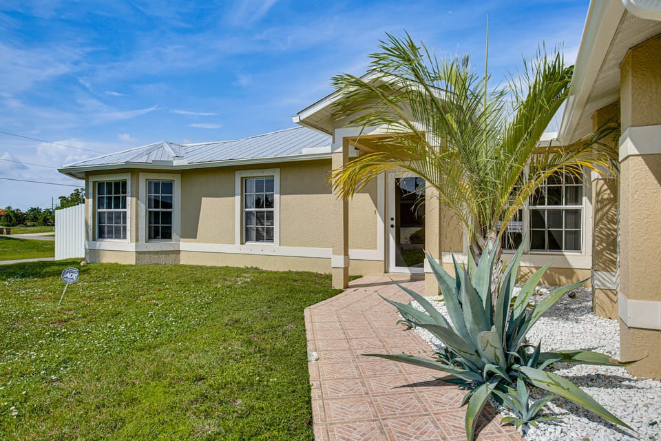 Bright Cape Coral Home, 9 Mi to Downtown House in Cape Coral