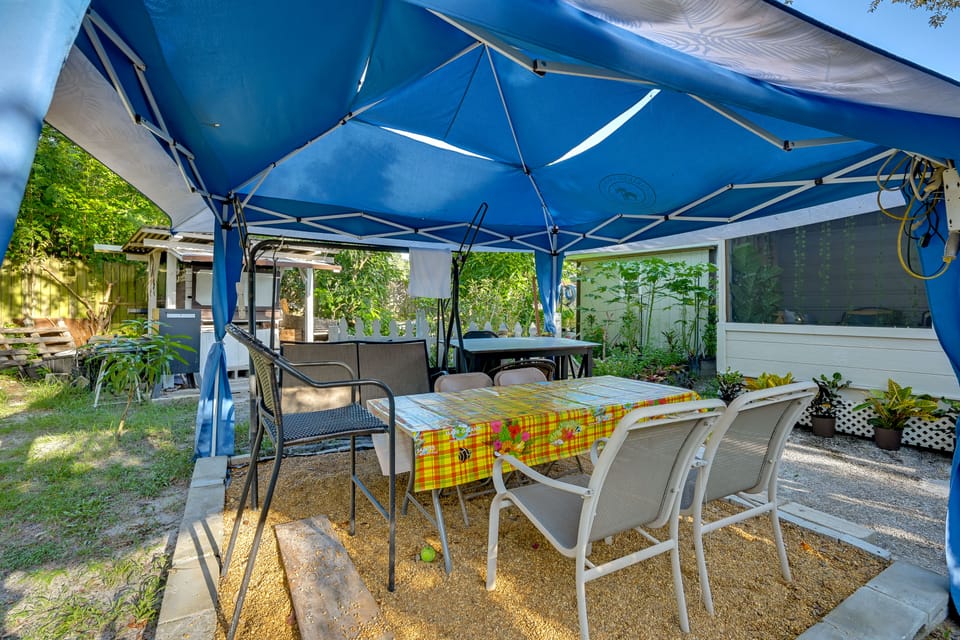 Private Patio & Grill! Tampa Studio Retreat Apartment in Tampa