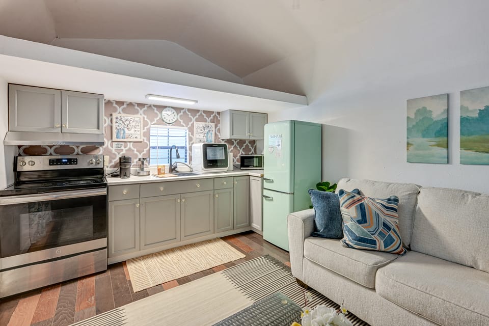 Private Patio & Grill! Tampa Studio Retreat Apartment in Tampa