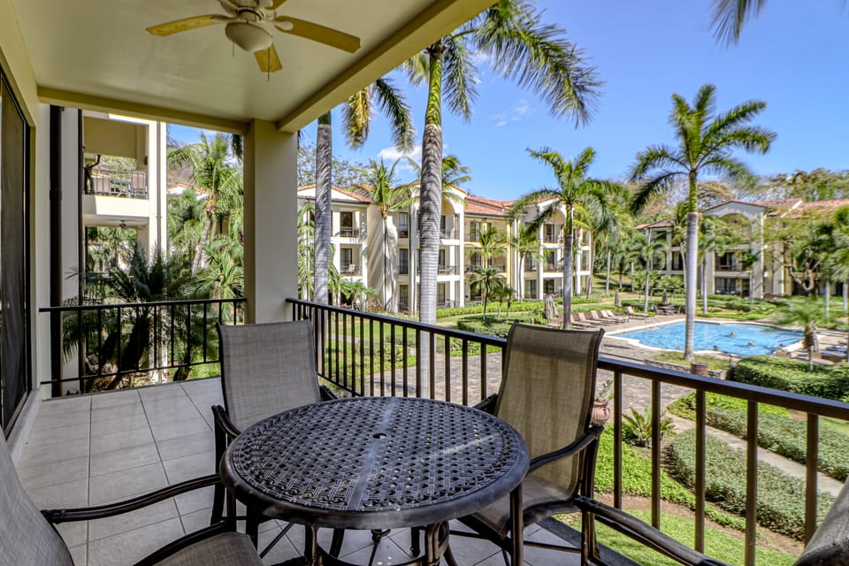 Walkable Coco Beach Condo w/ Balcony, Pool Apartment in Coco
