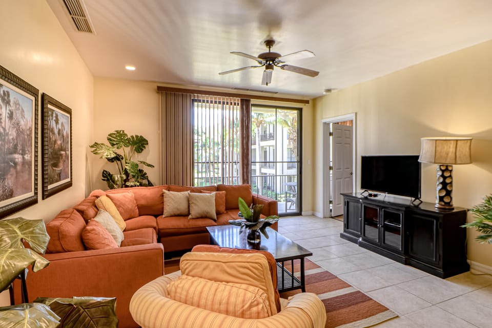 Walkable Coco Beach Condo w/ Balcony, Pool Apartment in Coco