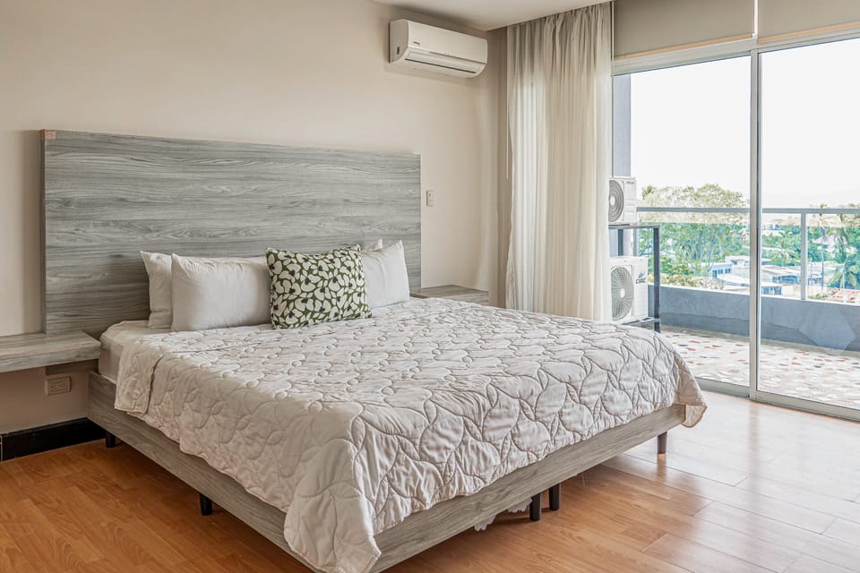 El Roble Marina, Pool & Estuary Views Apartment in Puntarenas Province