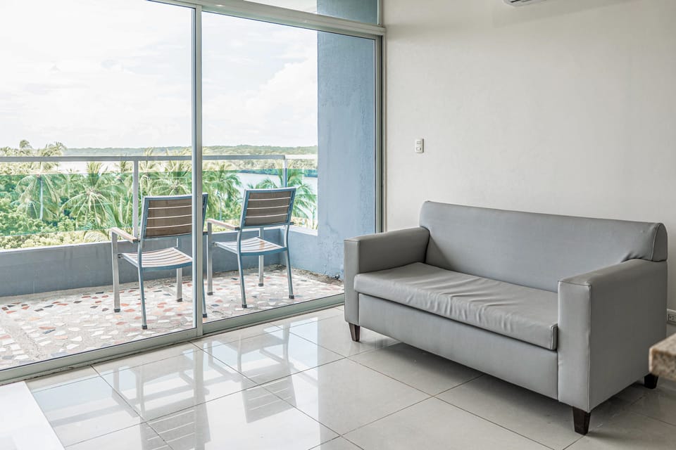El Roble Marina, Pool & Estuary Views Apartment in Puntarenas Province