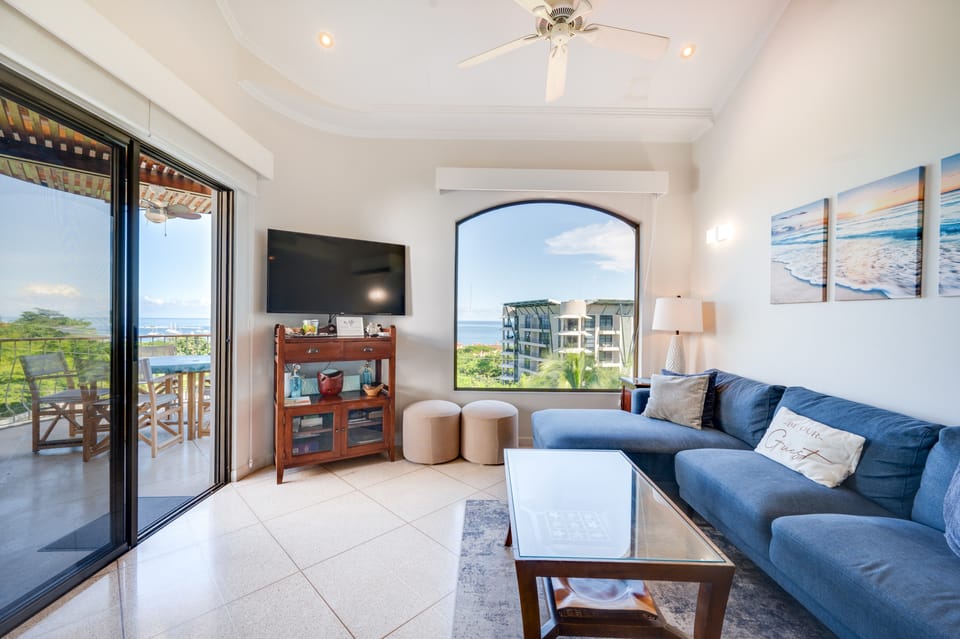Walk to the Beach & Town! Tamarindo Condo Apartment in Tamarindo