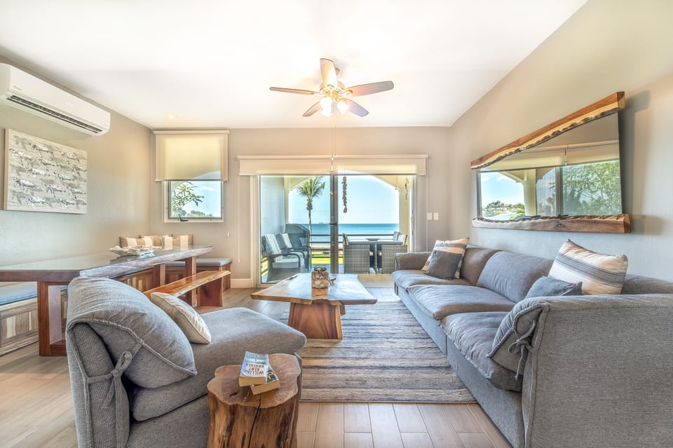 Playa Potrero Oceanfront: Balcony, Pool Apartment in Guanacaste Province