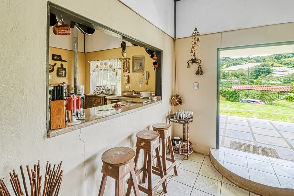 Dog-Friendly, Secluded, Game Room: Dota Mountain House in San José Province