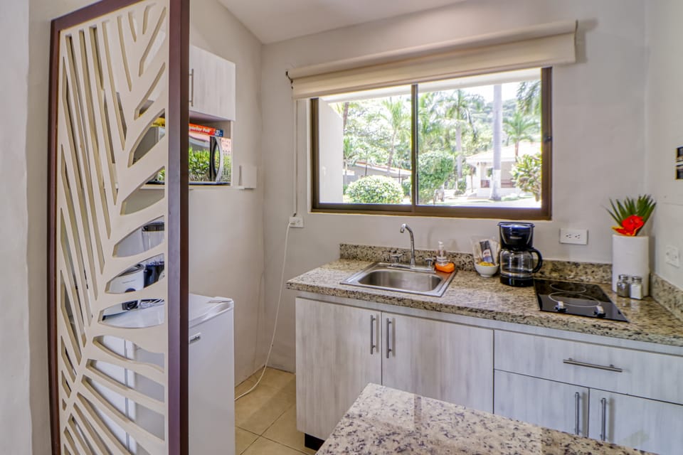 Studio w/ Resort-Style Pool, Walk to Beach! Apartment in Coco