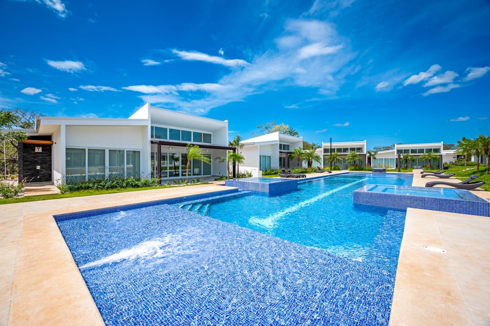 Playa Avellanas Villa: Modern Luxury, Pool, Views House in Guanacaste Province