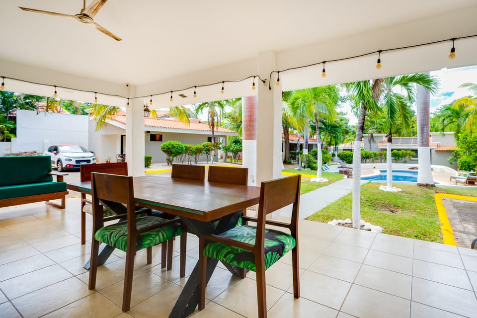 Step-Free Studio w/ Pool Access, Walk to Beach! Apartment in Coco